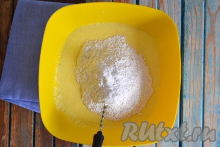 Дважды просеять муку и всыпать ее в тесто. 