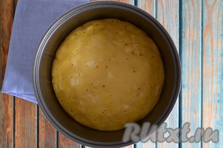 Закрыть крышку мультиварки, включить функцию "Выпечка" на 40 минут.
