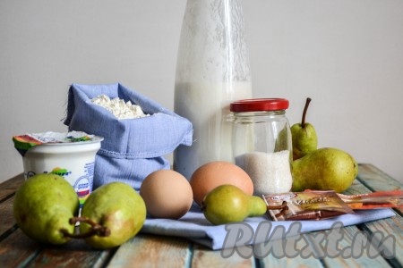 Подготовить необходимые ингредиенты для приготовления пирога с грушами в мультиварке.