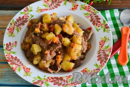 Вкусный и сочный тушеный картофель вместе с ароматной и нежной говяжьей печенью можно подавать на стол.