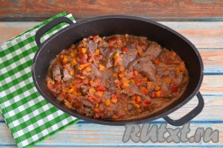 Продолжить тушить на слабом огне ещё 5-7 минут. Вся печень должна равномерно побелеть. 