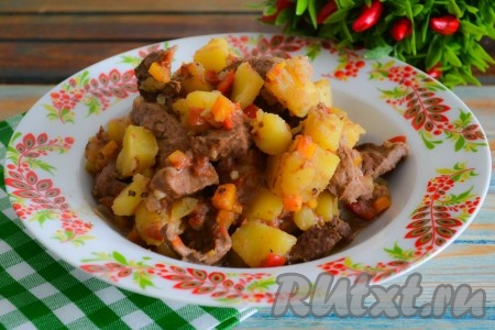 Минут за 5 до готовности картошки посолить, поперчить по вкусу и аккуратно перемешать.
