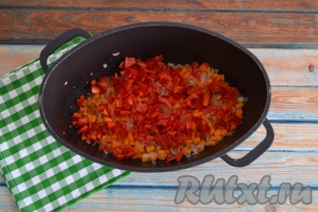 Болгарский перец, очищенный от семян и нарезанный кубиками, выложить к обжаренным овощам.
