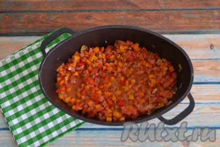 Добавить по вкусу соль и молотый черный перец, помешивая, потушить на слабом огне 5-7 минут.
