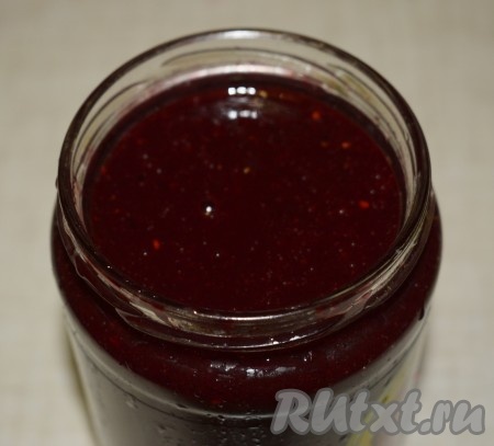 Перелить протертую ежевичную массу в чистую сухую банку, закрыть её пластиковой крышкой (из данного количества получается банка объемом 850 мл) и поставить в холодильник.
