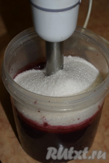 Добавить в ягодную массу сахар и хорошо перемешать до его растворения.
