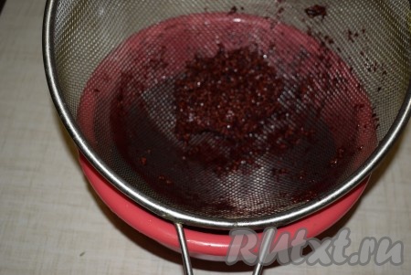 В сите останутся косточки, которые нам уже не понадобятся.
