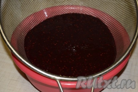 Откинуть получившуюся массу на сито и протереть.
