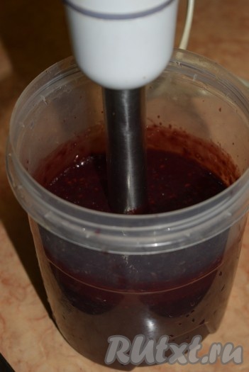 Опустить в контейнер погружной блендер и пробить ягоды до однородности.
