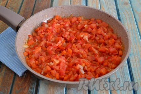 Помешивая, потушить овощи 5-7 минут на слабом огне, затем всыпать соль по вкусу.

