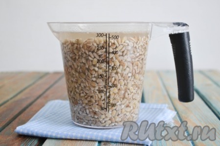 Перловую крупу необходимо перебрать от мусора и плохих зёрен, промыть, несколько раз меняя воду. Затем залить чистой холодной водой, чтобы она полностью покрыла крупу и оставить минимум на 4 часа. За это время крупа набухнет и хорошо увеличится в объеме. Это значительно ускорит процесс приготовления.