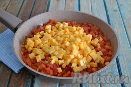 Тыкву очистить и нарезать мелкими кубиками, выложить её в сковороду.
