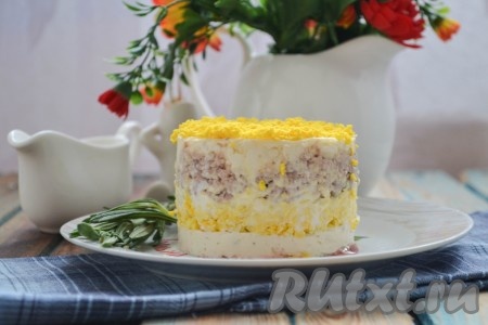 Яичный желток, который мы оставляли для украшения, натереть на мелкой тёрке, посыпать им верх слоёного салата из печени трески с сыром и можно подавать к столу. Всем советую попробовать этот очень нежный и вкусный салат!