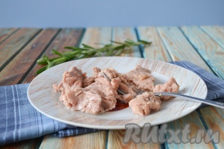 Печень трески переложить на тарелку, размять вилкой до получения однородной массы.