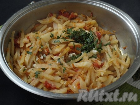 За минуту до окончания приготовления добавить в сковороду измельчённый чеснок и петрушку. Дать кольраби настояться под закрытой крышкой 7-10 минут.
