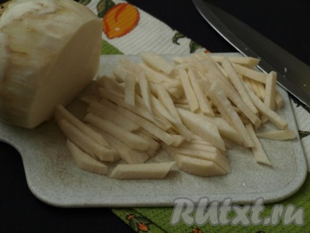 Кольраби очистить при помощи овощечистки и нарезать брусочками. Кольраби по структуре и плотности имеет схожесть с корнем сельдерея, по крайней мере мне так кажется.