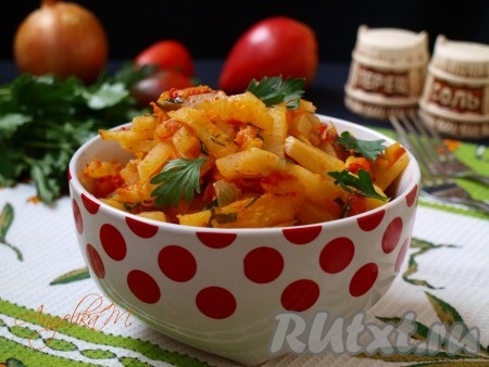 Переложить тушеную капусту кольраби в тарелку и подать к столу, посыпав свежей зеленью. Это блюдо можно подать и в самостоятельном виде, и в качестве гарнира. Вкусно, просто, полезно, попробуйте!
