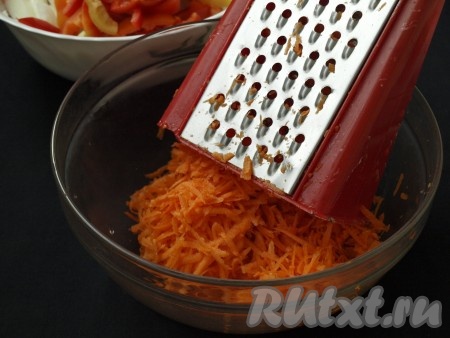 Натереть на тёрке очищенную морковь.
