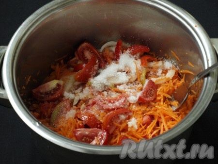 Добавить к овощам соль, сахар, масло и уксус, перемешать и оставить на 40 минут.
