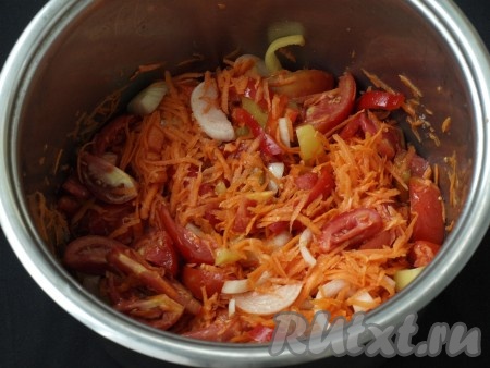 Специи за это время растворятся, а овощи дадут сок.
