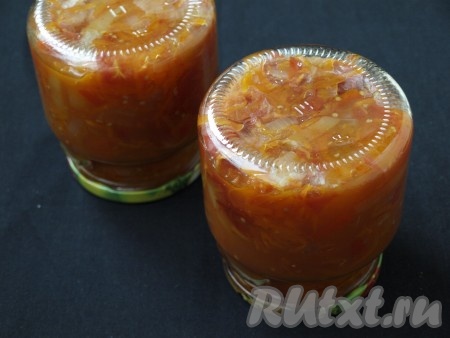 Горячий салат разложить в простерилизованные банки, закатать прокипяченными крышками и перевернуть дном вверх. Затем укутать и оставить так до полного остывания для дальнейшей стерилизации.
