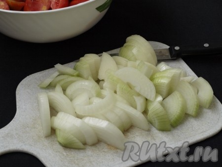 Нарезать полукольцами или четверть кольцами очищенный лук.
