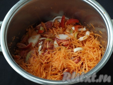 Помидоры, лук, болгарский перец и морковь переложить в кастрюлю, в которой салат будет впоследствии вариться.
