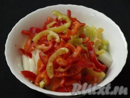 Добавить лук к помидорам. Болгарский перец очистить от семян и нарезать полукольцами.
