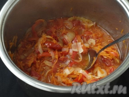 Кастрюлю с салатом "Дунайский" поставить на огонь, довести до кипения, затем уменьшить огонь и тушить салат 20 минут.
