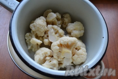 Капусту откинуть на дуршлаг.