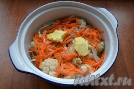 Залить капусту и овощи взбитыми яйцами, сверху разместить пару кусочков сливочного масла. Форму можно не накрывать.