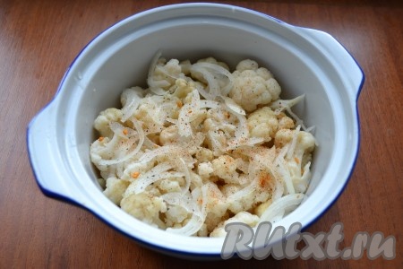 Далее выложить капусту в небольшую форму для запекания, сверху разложить нарезанный тонкими полукольцами и ошпаренный кипятком очищенный репчатый лук, посыпать специями.
