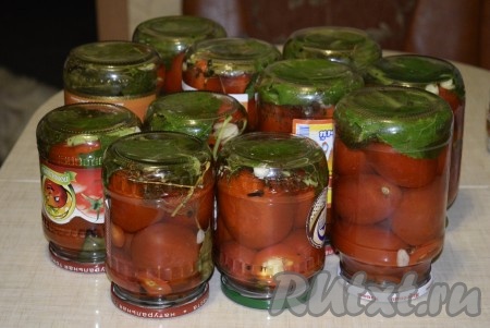 Тут же закатываем банки и, перевернув вверх дном, укутываем до полного остывания.

