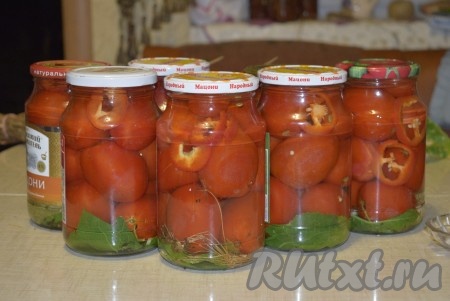Наполняем подготовленные банки помидорами, периодически добавляя перчик в промежутки между помидорами. Кипятим воду и заливаем содержимое банок кипятком. Прикрываем крышками и оставляем на 20-25 минут.
