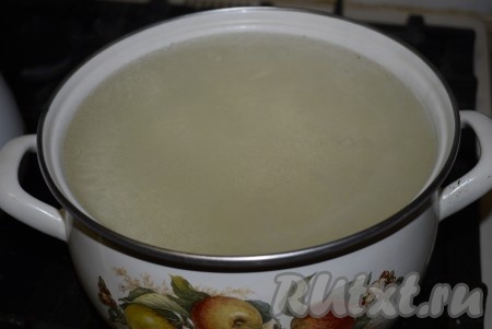 Сливаем воду через сито, чтобы не потерять перчик и чесночок, определяем полученный объем. На 1 литр жидкости добавляем 3 столовые ложки соли под нож, 3 столовые ложки сахара, 3 столовые ложки 9% уксуса. На 1 трех литровую банку в среднем уходит 1 литр рассола. Если вы закрываете одно и двухлитровые банки, то делайте рассол с теми же пропорциями, только рассола вам на такую банку понадобится меньше. Доводим рассол до кипения и кипящим рассолом заливаем помидоры в банках.