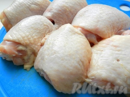 Куриные бедра вымыть, обсушить бумажными полотенцами.