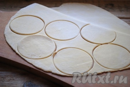 Стаканом вырезать из теста кружочки.
