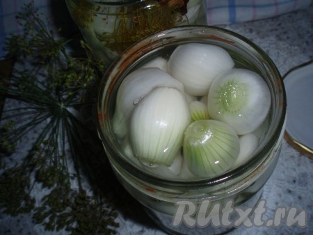 Через 20 минут воду слить, влить в банки маринад. Для приготовления маринада довести до кипения 0,5 литра воды с солью и сахаром. Добавить уксус и прокипятить 2-3 минуты.
