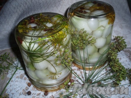 Банки сразу же закатать и перевернуть до полного остывания. Лук, маринованный целиком, зимой станет прекрасным дополнением ко многим блюдам.