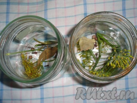 Банки вымыть, простерилизовать. В каждую баночку положить по веточке укропа, 1 лавровый лист, 5 горошин душистого перца и 3 бутона гвоздики.