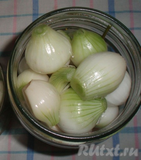 Плотно уложить луковки в банки.