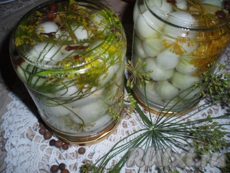 Мелкий лук, маринованный целиком на зиму