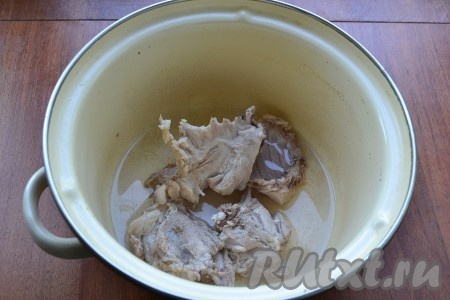 Затем эту воду слить в раковину, мясо промыть и снова поместить в кастрюлю.