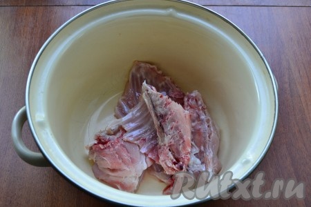 Поместить кусочки кролика в кастрюлю.