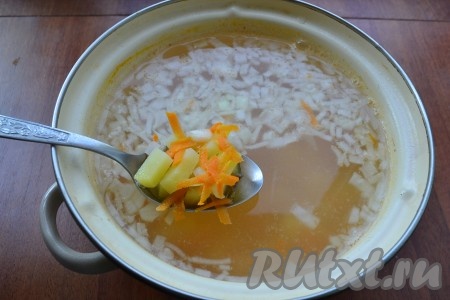 Бульон вскипятить (если нужно - добавить горячей воды). Добавить в кастрюлю картофель, лук и морковь.
