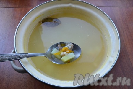 Варить суп при слабом кипении 20 минут, после чего добавить кусочки мяса кролика. Продолжать варку супа еще минут 15. Также добавить и лавровый лист.
