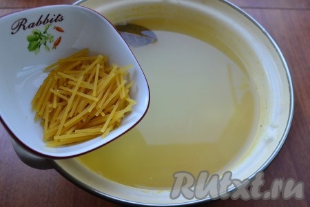 Далее, по желанию, всыпать вермишель, суп из кролика посолить по вкусу и варить еще 10-15 минут.
