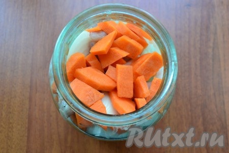 Затем все слои повторить два раза, сверху должны быть лук и морковь.