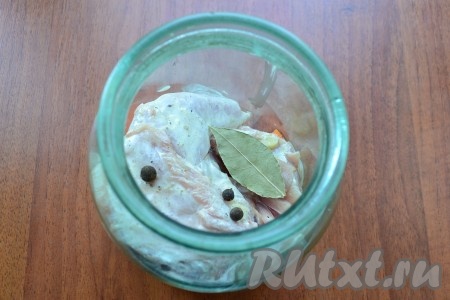 На овощи выложить третью часть кролика, добавить 1 лавровый листик и несколько горошин душистого перца.