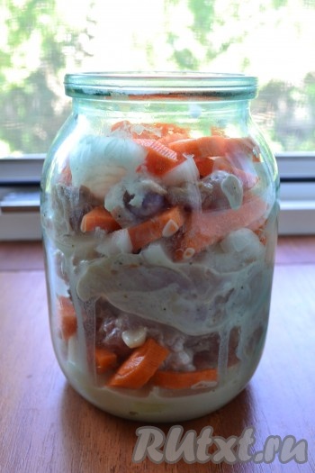 В банку с кроликом и овощами влить немного воды.
